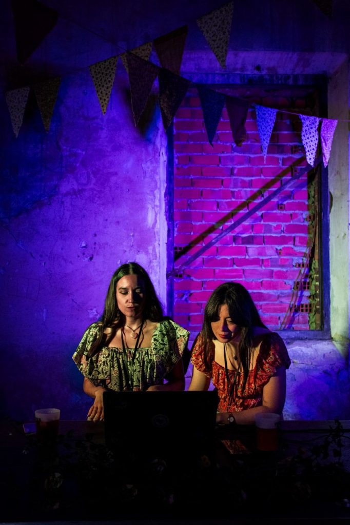 Les Greques en su set de DJ durante Festivalín 2023
