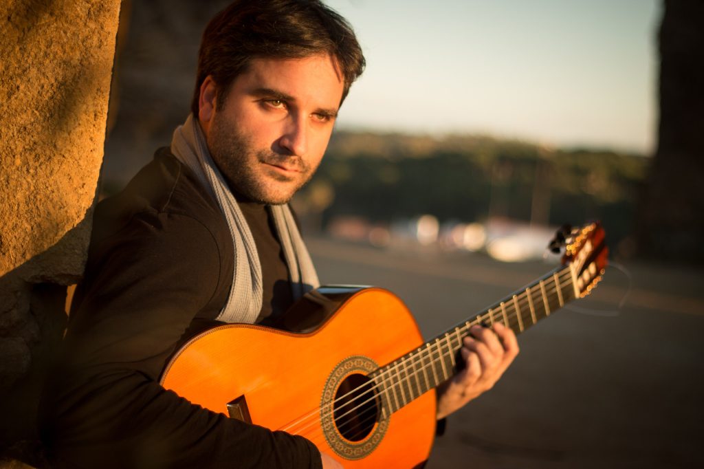 Eduardo Trassierra con su guitarra flamenca, proyecto El Bosque Suspendido